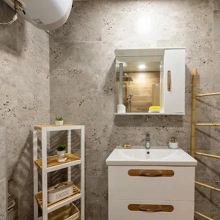 Stylish 1br Flat Garden Balcony Parking شقة