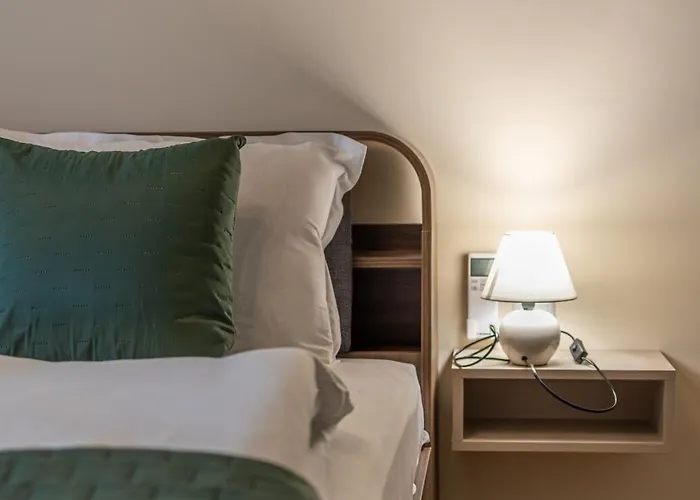 Stylish 1br Flat Garden Balcony Parking شقة فارنا