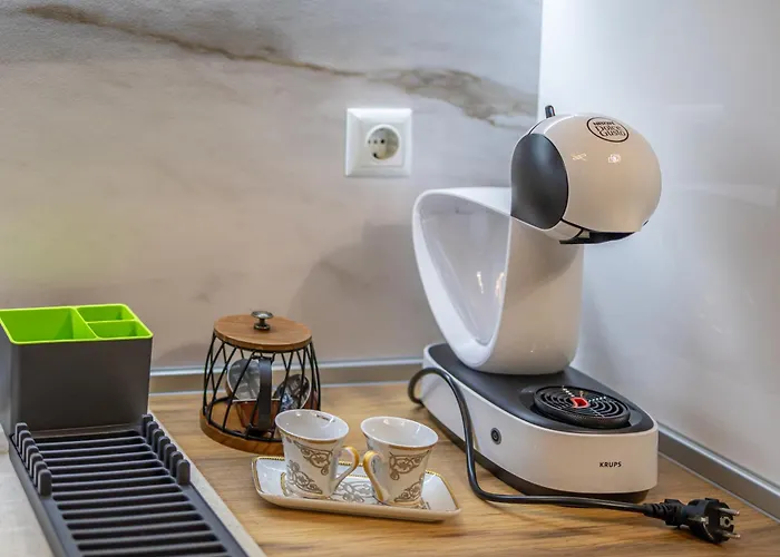 Stylish 1br Flat Garden Balcony Parking * فارنا