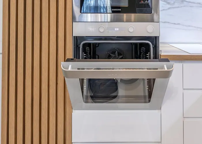 Stylish 1br Flat Garden Balcony Parking شقة