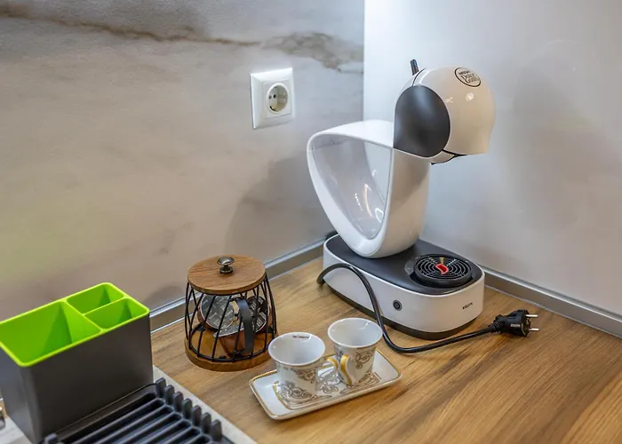 Stylish 1br Flat Garden Balcony Parking فارنا