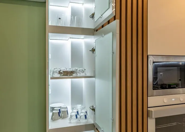 Stylish 1br Flat Garden Balcony Parking * فارنا