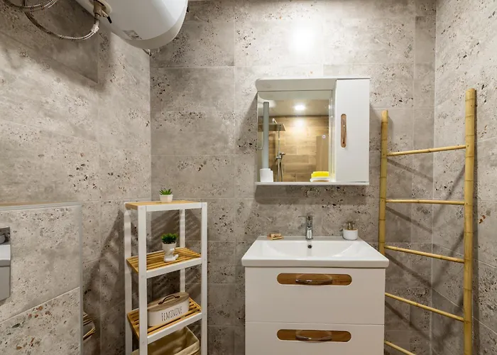 Stylish 1br Flat Garden Balcony Parking شقة