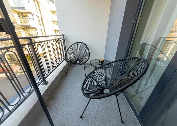Stylish 1br Flat Garden Balcony Parking * فارنا